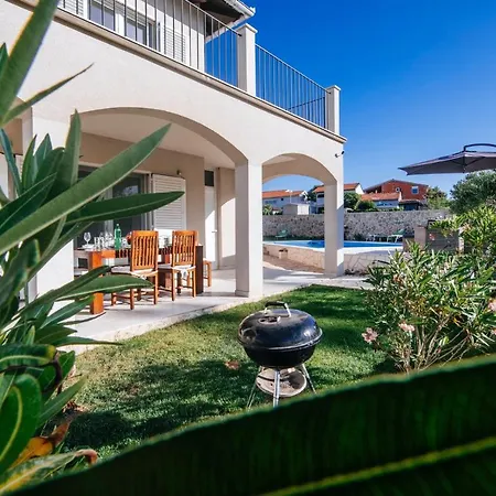 Poolincluded Villa Lozice * Вир