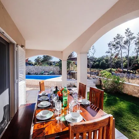 Poolincluded Villa Lozice