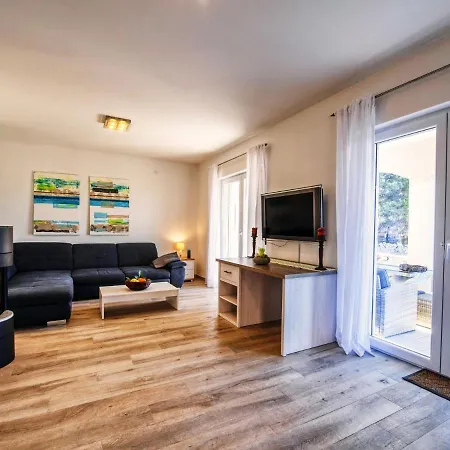 Вилла Poolincluded Villa Lozice
