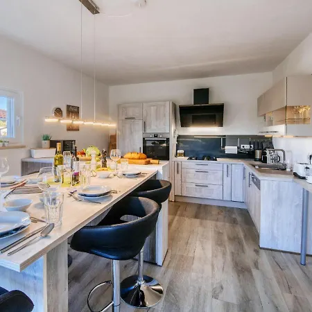 Вилла Poolincluded Villa Lozice *